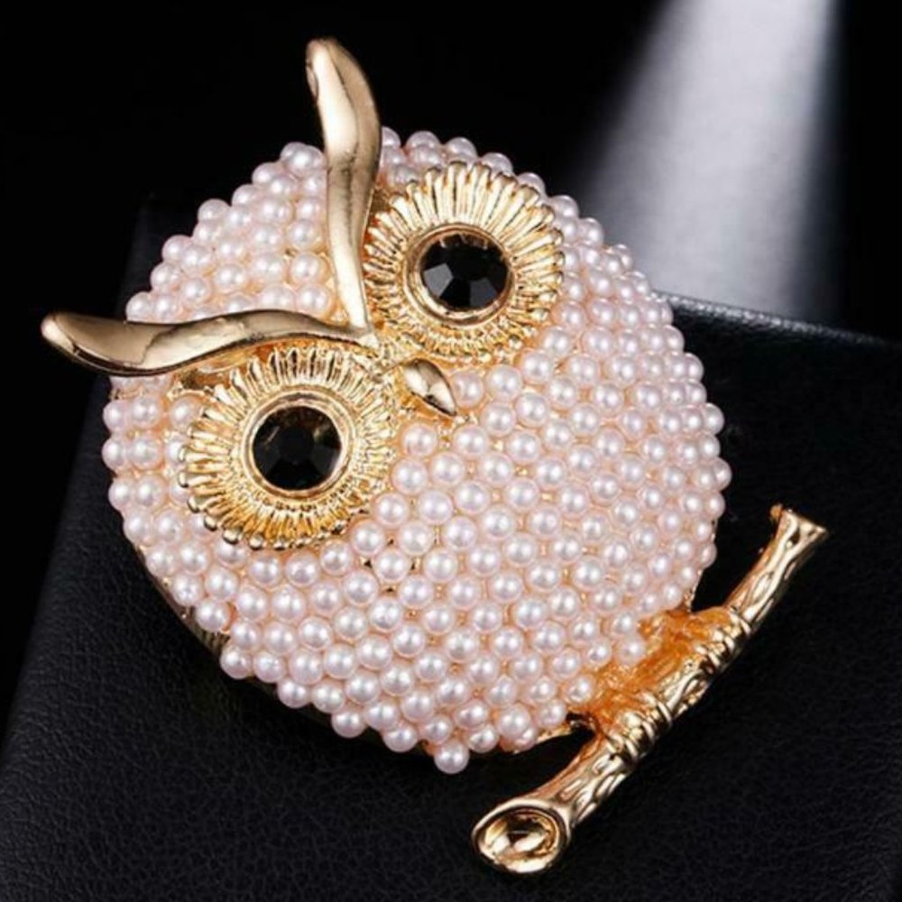 Elegant Pearl WISE OWL Golden Rhinestone Brooch